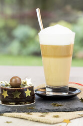 Latte Macchiato und kleiner Schokoladenkuchen - JUNF000111