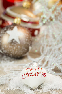 Weiße herzförmige Weihnachtskugel mit der Aufschrift 'Frohe Weihnachten' - JUNF000118