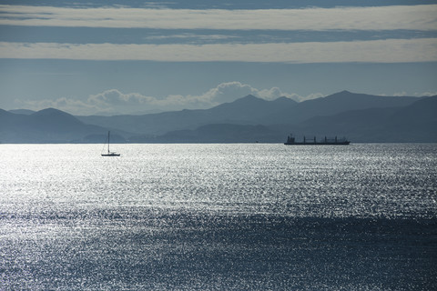 Spanien, Andalusien, Tarifa, Blick auf die Meerenge von Gibraltar, lizenzfreies Stockfoto