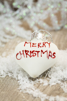 Weiße herzförmige Weihnachtskugel mit der Aufschrift 'Frohe Weihnachten' - JUNF000119