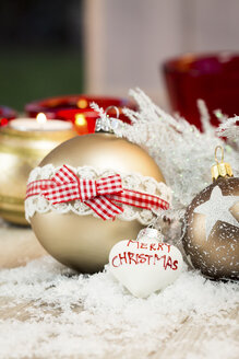 Verschiedene Weihnachtskugeln und künstlicher Schnee - JUNF000120