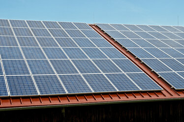 Deutschland, Konstanz, Solarmodul auf dem Dach einer Scheune - JEDF000205