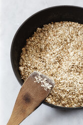 Roasting oat flakes for preparing scones - EVGF001087