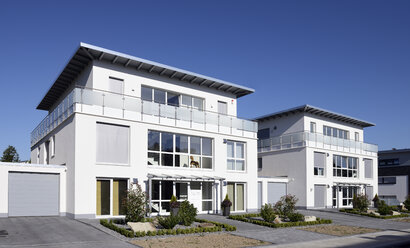 Deutschland, Nordrhein-Westfalen, Mönchengladbach, zwei neu gebaute Mehrfamilienhäuser - GUFF000075