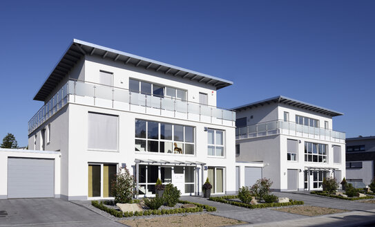 Germany, North Rhine-Westphalia, Moenchengladbach, two newly built apartment houses - GUFF000075