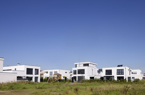 Germany, North Rhine-Westphalia, Cologne, modern detachted one-family houses at development area - GUFF000065