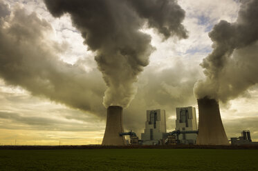 Germany, North Rhine-Westphalia, Grevenbroich, Modern brown coal power station - GUFF000069