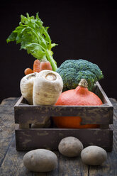 Assortment of vegetables in crate - LVF002499