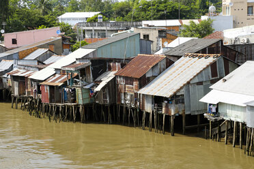 Vietnam, Mekong-Delta, Für die Region typische Pfahlbauten - FCF000579