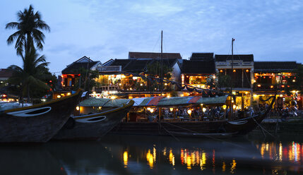 Vietnam, Hoi An, Blaue Stunde mit beleuchteten Lampions - FCF000543