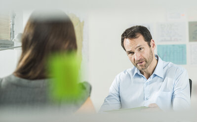 Geschäftsmann und Frau im Büro - UUF002972