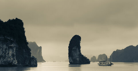 Vietnam, Tourboot in der Halong-Bucht - FCF000552