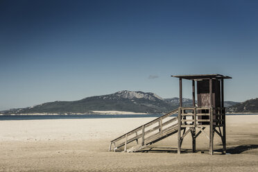 Spain, Andalusia, Tarifa, hut on beach - KBF000254