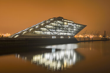 Deutschland, Hamburg, Hafen, modernes Bürogebäude im Dockland bei Nacht - RJ000375