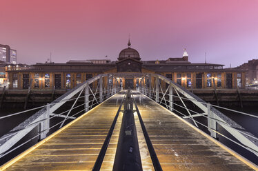 Deutschland, Hamburg, Hafen, historische Fischmarkthalle bei Nacht - RJ000373