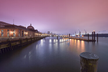 Germany, Hamburg, harbor, historic fish market hall at night - RJ000372
