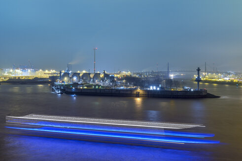 Deutschland, Hamburg, Hafen bei Nacht mit vorbeifahrendem Schiff - RJF000369