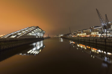 Deutschland, Hamburg, Hafen, moderne Architektur im Dockland bei Nacht - RJF000368