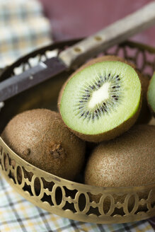Kiwi-Früchte in Messingschale - MYF000789