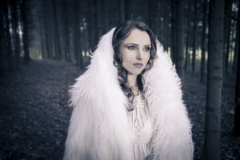 Porträt einer weiß gekleideten mystischen Frau im Wald - VTF000371