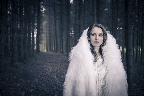 Porträt einer weiß gekleideten mystischen Frau im Wald, lizenzfreies Stockfoto