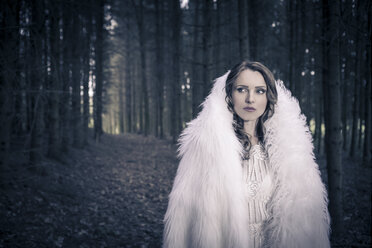 Portrait of a white dressed mystic woman in a forest - VTF000370