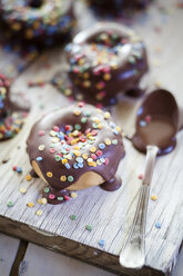 Donuts mit Schokoladenüberzug und Zuckerstreuseln, Studio - SBDF001524