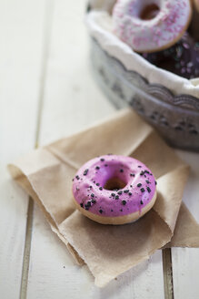 Rosa, schokoladige und weiße Donuts mit Streuseln, Studio - SBDF001521