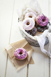 Rosa, schokoladige und weiße Donuts mit Streuseln, Studio - SBDF001520