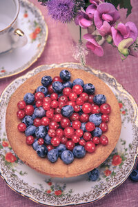 Stilleben mit Heidelbeeren und roten Johannisbeeren auf dem Tisch im ländlichen Stil - VTF000368