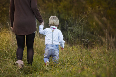 Mutter mit Sohn beim Spaziergang auf der Wiese - JTLF000010