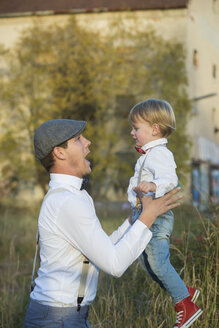 Glücklicher Vater und Sohn im Freien - JTLF000006