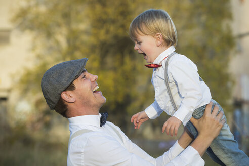 Happy father and son outdoors - JTLF000005