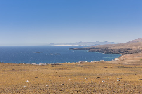 Spanien, Kanarische Inseln, Lanzarote, Puerto Calero, Blick auf Playa Quemada, lizenzfreies Stockfoto