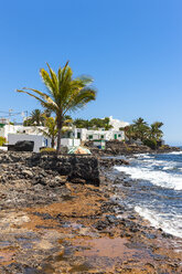 Spanien, Kanarische Inseln, Lanzarote, Puerto Calero, Fischerdorf am Playa Quemada - AMF003478