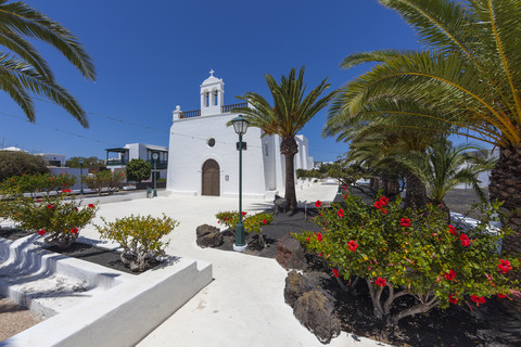 Spanien, Kanarische Inseln, Lanzarote, La Geria, Uga, Blick auf die Kirche von San Isidro Labrador, lizenzfreies Stockfoto