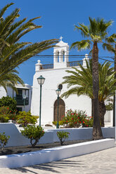 Spanien, Kanarische Inseln, Lanzarote, La Geria, Uga, Blick auf die Kirche von San Isidro Labrador - AMF003482