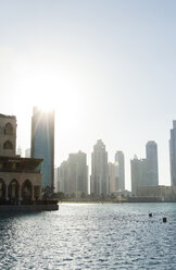 Arabien, Vereinigte Arabische Emirate, Dubai, Wolkenkratzer gegen die Sonne - JUNF000133