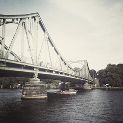 Deutschland, Berlin, historische Glienicker Brücke über den Glienicker See - MSF004386