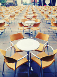Spanien, Mallorca, leere Stühle und Tische in einer Reihe, Gegenlicht - MSF004383