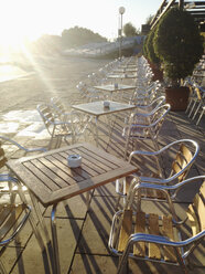 Spanien, Mallorca, leere Stühle und Tische in einer Reihe, Gegenlicht - MSF004382