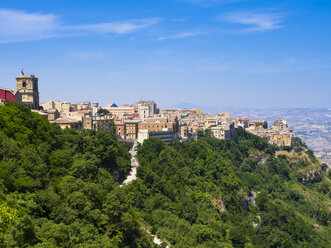 Italien, Sizilien, Blick auf das Bergdorf Enna - AMF003491