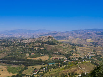 Italien, Sizilien, Blick auf Calascibetta - AMF003498