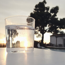 Spanien, Mallorca, Glas Sprudelwasser im Sonnenlicht, Gegenlicht, Nahaufnahme - MSF004402