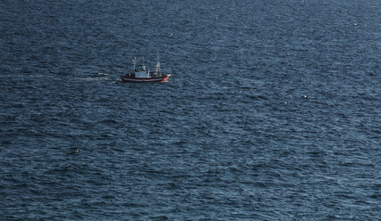 Spanien, Andalusien, Tarifa, Schifffahrt Fischerboot auf dem Meer - KBF000262