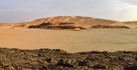 Afrika, Algerien, Sahara, Tassili N'Ajjer National Park, Tadrart, Blick über die Lehmpfanne am Oued in Djerane, Panorama - ES001482