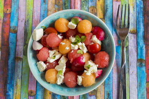 Melon salad with feta, tomato and red radish in bowl - SARF001192