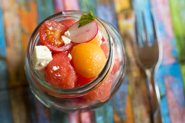 Melonensalat mit Feta, Tomate und rotem Rettich im Glas - SARF001204