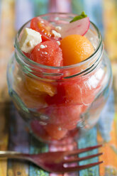 Melonensalat mit Feta, Tomate und rotem Rettich im Glas - SARF001193