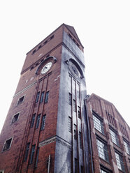 Deutschland, Berlin, Gebäude einer alten Fabrik, Uhrenturm - MSF004407